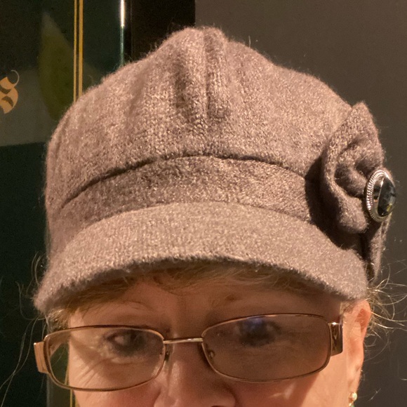 Brown ladies hat with brim, and bow/bling decoration on side. - Picture 9 of 9